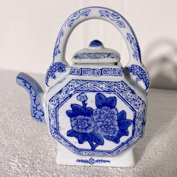 Vintage White Blue Flower Chinese Ceramic Teapot - Picture 13 of 14